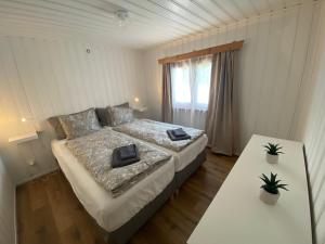 A bed or beds in a room at Cozy 2-Bedroom Bungalow