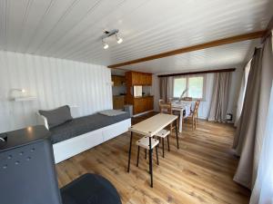 A seating area at Cozy 2-Bedroom Bungalow