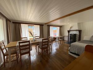 A seating area at Cozy 2-Bedroom Bungalow