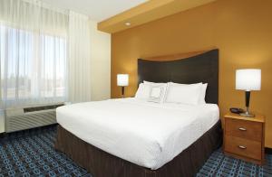 Fairfield Inn & Suites Fresno Clovis में एक कमरे में एक या कई बेड