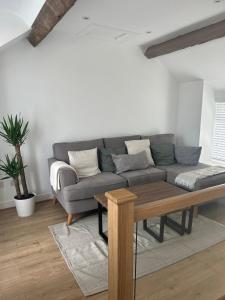 ein Wohnzimmer mit einem Sofa und einem Tisch in der Unterkunft Bay View House in Bangor