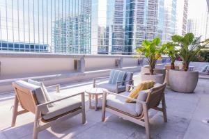 - un balcon avec des chaises et des tables dans un bâtiment dans l'établissement Brickell Condogreat-location-aka Hotel Amenities, à Miami