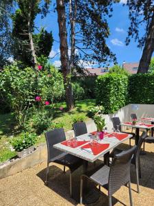 einen Tisch und Stühle auf einer Terrasse in der Unterkunft Campanile Annecy - Cran Gevrier in Annecy