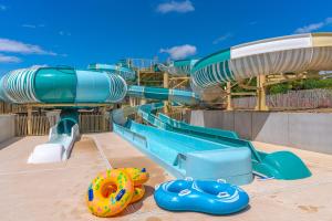 The swimming pool at or close to Camping Le Parc de Paris