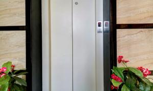 una porta con una pianta davanti di Treebo Orchid a Chikmagalūr