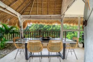 En balkong eller terrasse på Balangan Beach Villa Idaman Bungalows