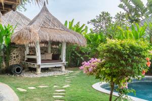 En hage utenfor Balangan Beach Villa Idaman Bungalows