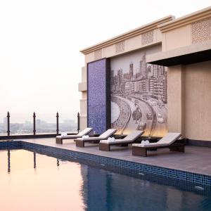 un hotel con piscina e murale di una città di Navi Mumbai Marriott a Navi Mumbai