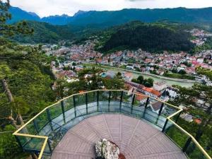 Pemandangan umum gunung atau pemandangan gunung yang diambil dari apartemen