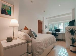 Ein Bett oder Betten in einem Zimmer der Unterkunft The Sandy Studio Flat In Petersham