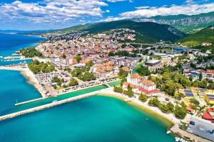 una vista aérea de una pequeña ciudad sobre el agua en Apartman Family, en Crikvenica