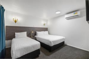 Кровать или кровати в номере Lakeview Colonial Motel