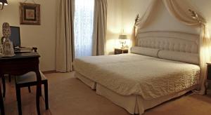 เตียงในห้องที่ Hotel Real d Obidos