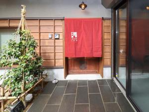 een kamer met een rode handdoek op een deur bij 会津若松 A-UN lNN 人気観光地へ車で10分 in Aizuwakamatsu