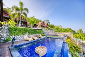 uma imagem de uma piscina numa villa em Sebuluh Sunset Hill em Nusa Penida