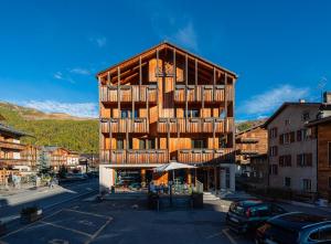 un gran edificio de madera en medio de una calle en Hotel Larice, en Livigno