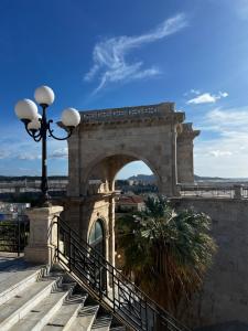 um edifício com um arco e uma luz de rua em Simo and Manu's little home em Cagliari