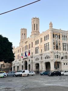 um grande edifício com carros estacionados em frente em Simo and Manu's little home em Cagliari