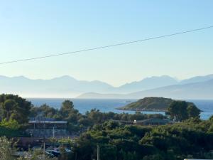 vista sull'oceano e sulle montagne in lontananza di ILLYRIAN hotel Ksamil a Ksamil