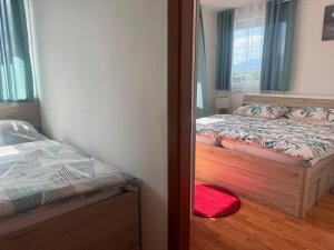 Giường trong phòng chung tại Apartments Zupan