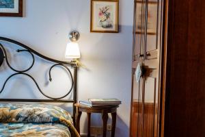 una camera con letto, lampada e tavolo di Antica Casa Dei Rassicurati a Montecarlo