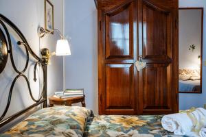 una camera con letto e porta in legno di Antica Casa Dei Rassicurati a Montecarlo