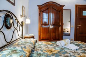 una camera con letto e porta in legno di Antica Casa Dei Rassicurati a Montecarlo