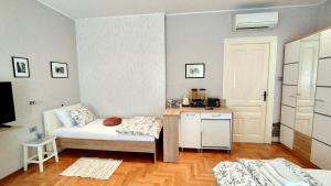 Η κουζίνα ή μικρή κουζίνα στο Lavender - City Room with free parking