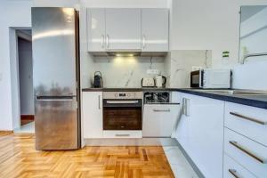 Кухня или мини-кухня в Koukaki lux 2BD 1master ap next to Acropolis
