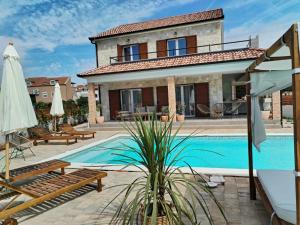 Swimming pool sa o malapit sa Rustic House Konfidenca