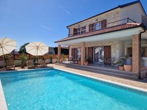 Swimming pool sa o malapit sa Rustic House Konfidenca