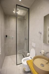 a bathroom with a shower and a toilet and a sink at HM Boutique Hotel in Krujë