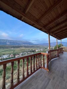 - Balcón de casa con vistas en Elsa's Villa, en Gjirokastra