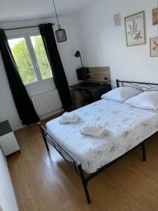 - une chambre avec un lit et une fenêtre dans l'établissement Appartement T4, à Corte