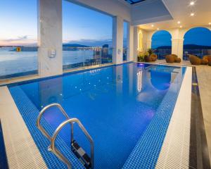 una piscina in una casa con vista di Avari Hotel a Nha Trang