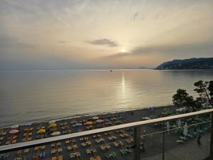 Blick auf einen Strand mit Sonnenschirmen und Stühlen in der Unterkunft Roxhensi in Shëngjin