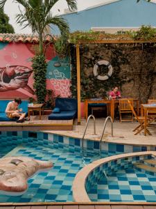 The swimming pool at or close to Casa del Puerto Hostel & Suites