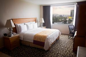 เตียงในห้องที่ Marriott Tijuana Hotel