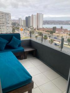 d'un balcon avec un canapé et une vue sur la ville. dans l'établissement Hermoso Departamento Playa La Herradura, à Coquimbo