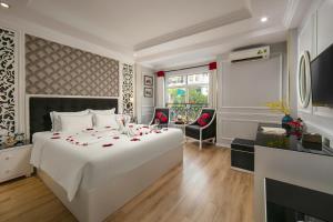 Krevet ili kreveti u jedinici u okviru objekta Lavender Central Hotel & Spa Hanoi