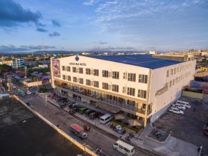 uma vista aérea de um grande edifício com estacionamento em Lotus Blu Hotel em Legazpi