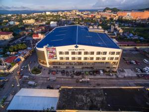 uma vista aérea de um edifício com um telhado azul em Lotus Blu Hotel em Legazpi