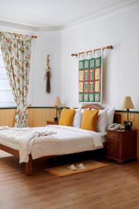 A bed or beds in a room at The Gordon House Hotel, Colaba