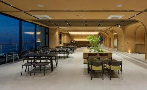 - une salle à manger avec des tables, des chaises et des fenêtres dans l'établissement Ramada by Wyndham Gangwon Sokcho, à Sokcho