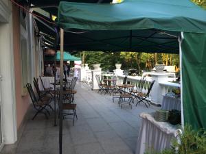 Un restaurante u otro lugar para comer en Hotel Colosseum