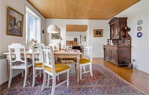 A kitchen or kitchenette at Stunning Home In Haderslev With Wifi