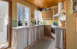 A kitchen or kitchenette at Stunning Home In Haderslev With Wifi