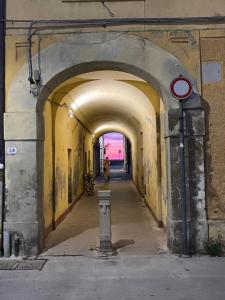 eine Gasse mit einer Person, die durch einen Tunnel geht in der Unterkunft Aqua Orbetello in Orbetello