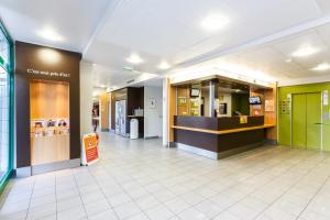 Lobby o reception area sa B&B HOTEL Orly Rungis Aéroport 2 étoiles