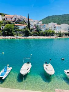 drie boten zijn aangemeerd in een lichaam van water bij Seasight in Neum